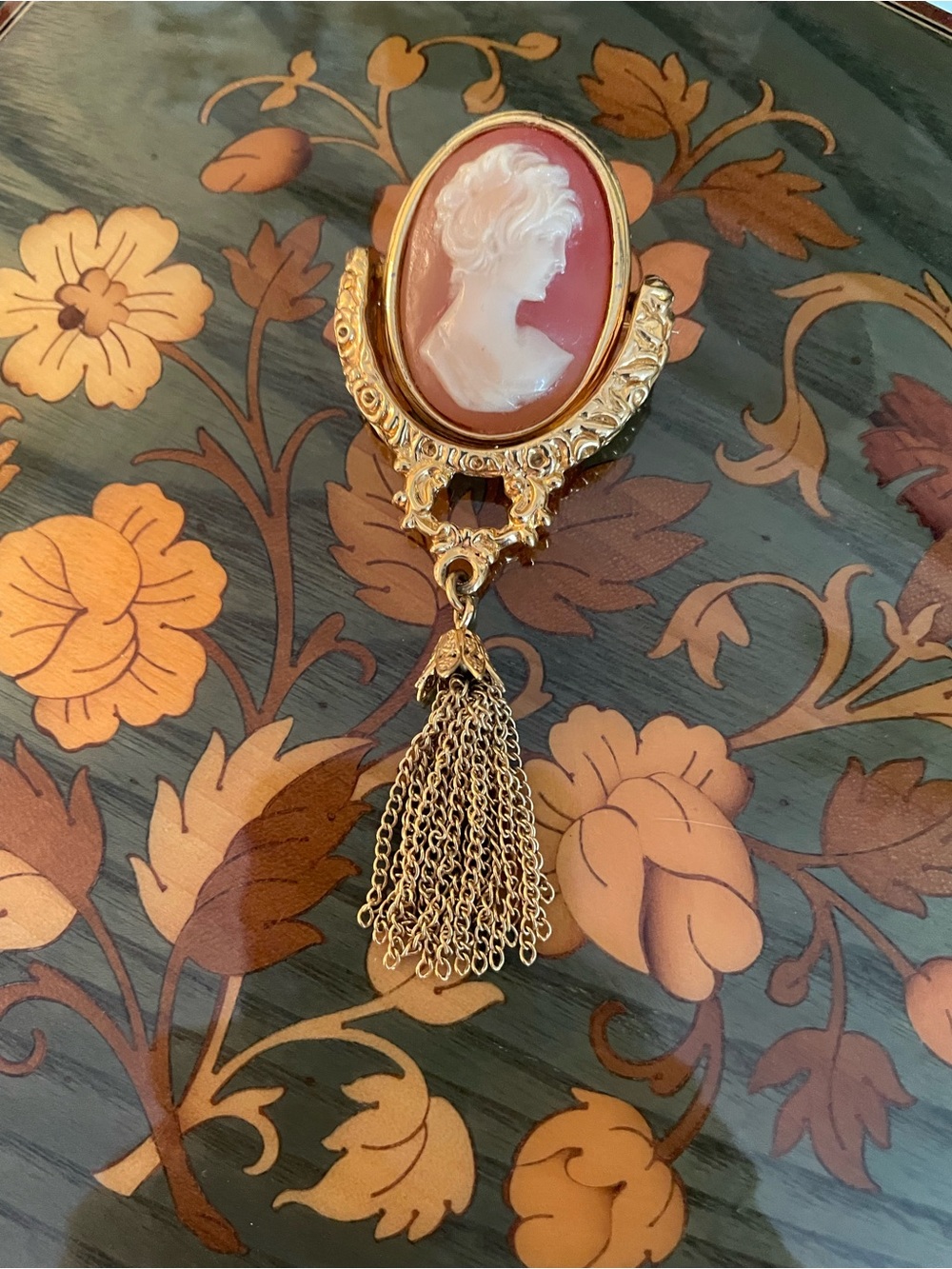 Vintage Swing Gold-Tone Cameo Brooch Pendant with Pink Cameo and Tassel